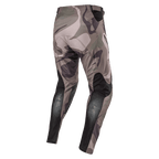 Pantalon Alpinestars Racer Tactical 2024, pantalon de motocross, vert camouflage militaire marron, vue arrière montrant les panneaux extensibles respirants noirs sur le bas des jambes et le design camouflage, textile durable pour la course tout-terrain