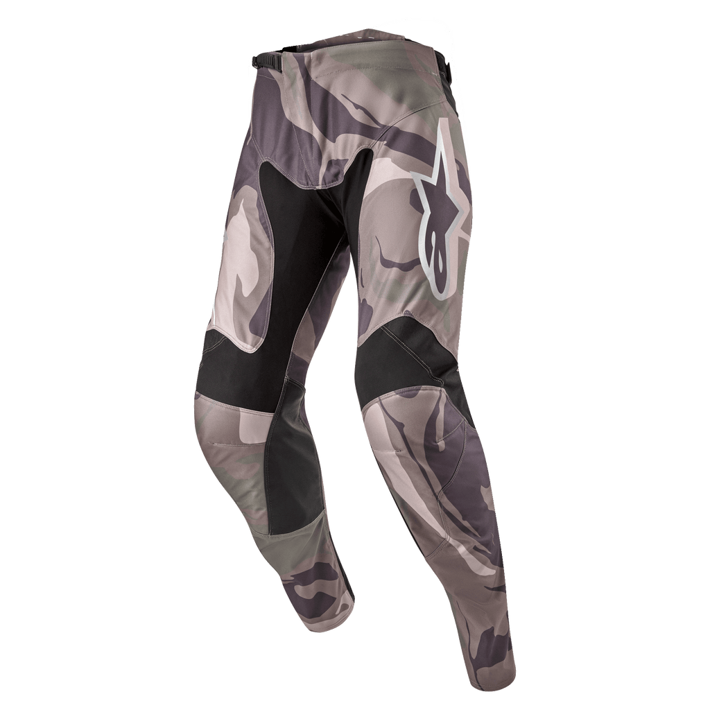 Alpinestars Racer Tactical Pants 2024, pantalon de motocross, motif camouflage vert militaire et marron, avec panneaux extensibles noirs sur l'intérieur des cuisses et aux genoux, logo Alpinestars blanc sur la cuisse, design ergonomique pré-courbé pour la course tout-terrain