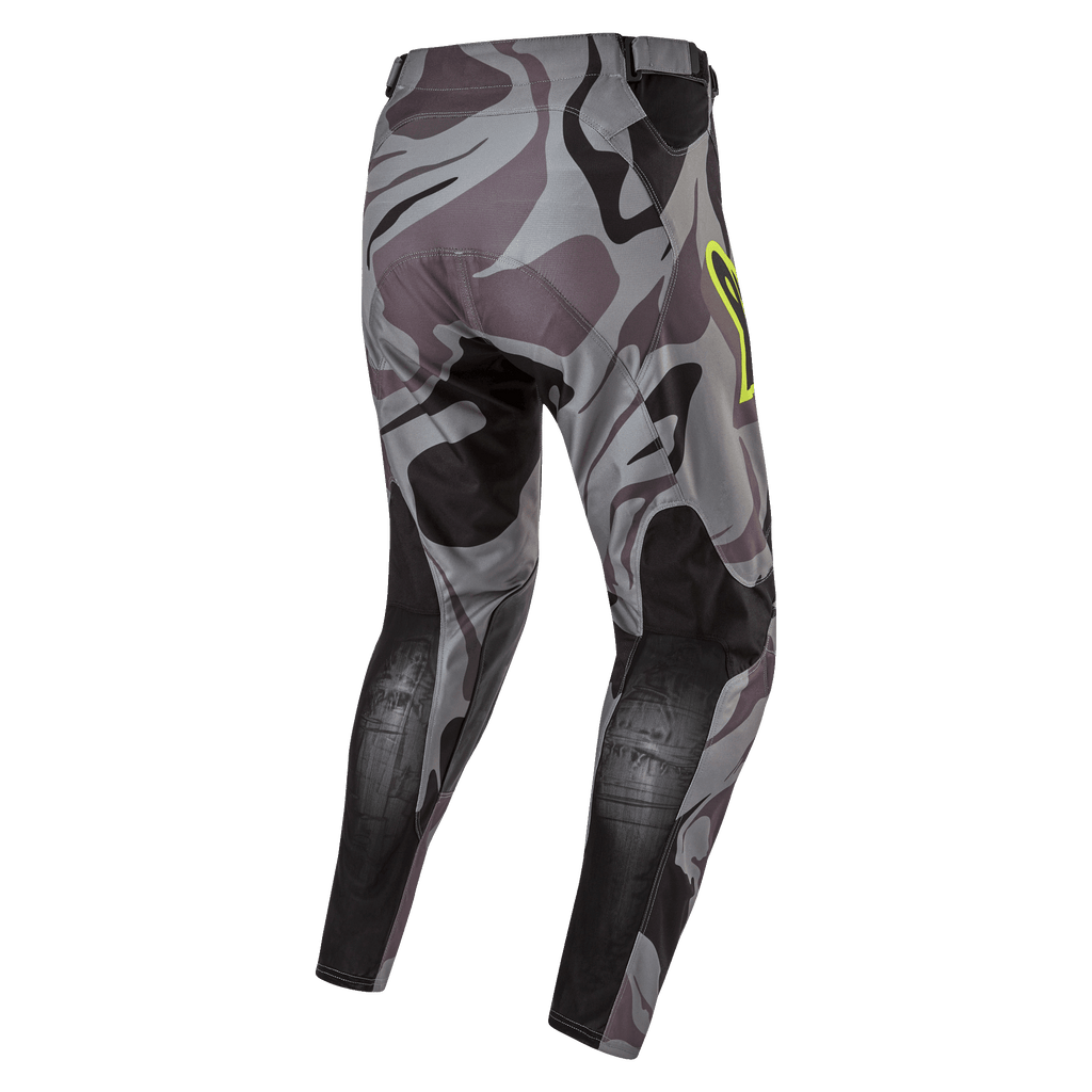 Alpinestars Pantalon Racer Tactical 2024, pantalon de motocross, camouflage gris (Cast Gray Camo Magnet), vue arrière montrant le motif camouflage gris avec des panneaux renforcés noirs, logo jaune sur la hanche, matériau technique rip-stop pour la course tout-terrain