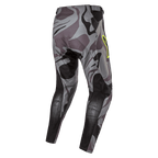 Alpinestars Pantalon Racer Tactical 2024, pantalon de motocross, camouflage gris (Cast Gray Camo Magnet), vue arrière montrant le motif camouflage gris avec des panneaux renforcés noirs, logo jaune sur la hanche, matériau technique rip-stop pour la course tout-terrain