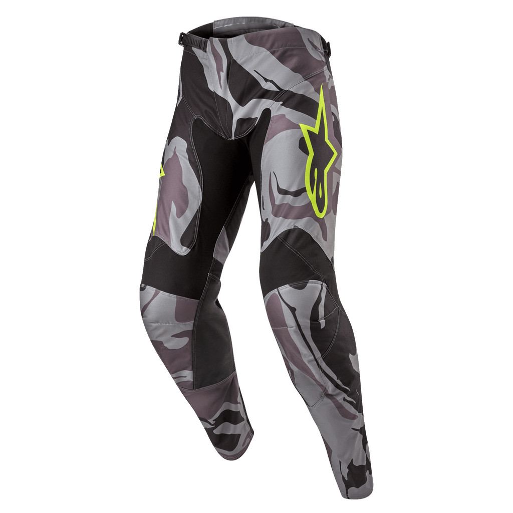 Pantalon Alpinestars Racer Tactical 2024, pantalon de motocross, Cast Gray Camo Magnet, motif camouflage gris et noir avec logo Alpinestars jaune fluo, empiècements noirs à l'intérieur des cuisses et aux genoux, coupe sport pré-courbée pour la conduite tout-terrain