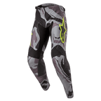 Pantalon Alpinestars Racer Tactical 2024, pantalon de motocross, Cast Gray Camo Magnet, motif camouflage gris et noir avec logo Alpinestars jaune fluo, empiècements noirs à l'intérieur des cuisses et aux genoux, coupe sport pré-courbée pour la conduite tout-terrain