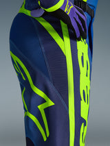 Alpinestars 2026 Fluid Apex Pants, pantalon de motocross, bleu et jaune fluo, vue rapprochée du côté et de la hanche avec marquage Alpinestars jaune fluo audacieux, matériau poly-tissu durable pour la conduite tout-terrain, fait partie d'un ensemble d'équipement assorti