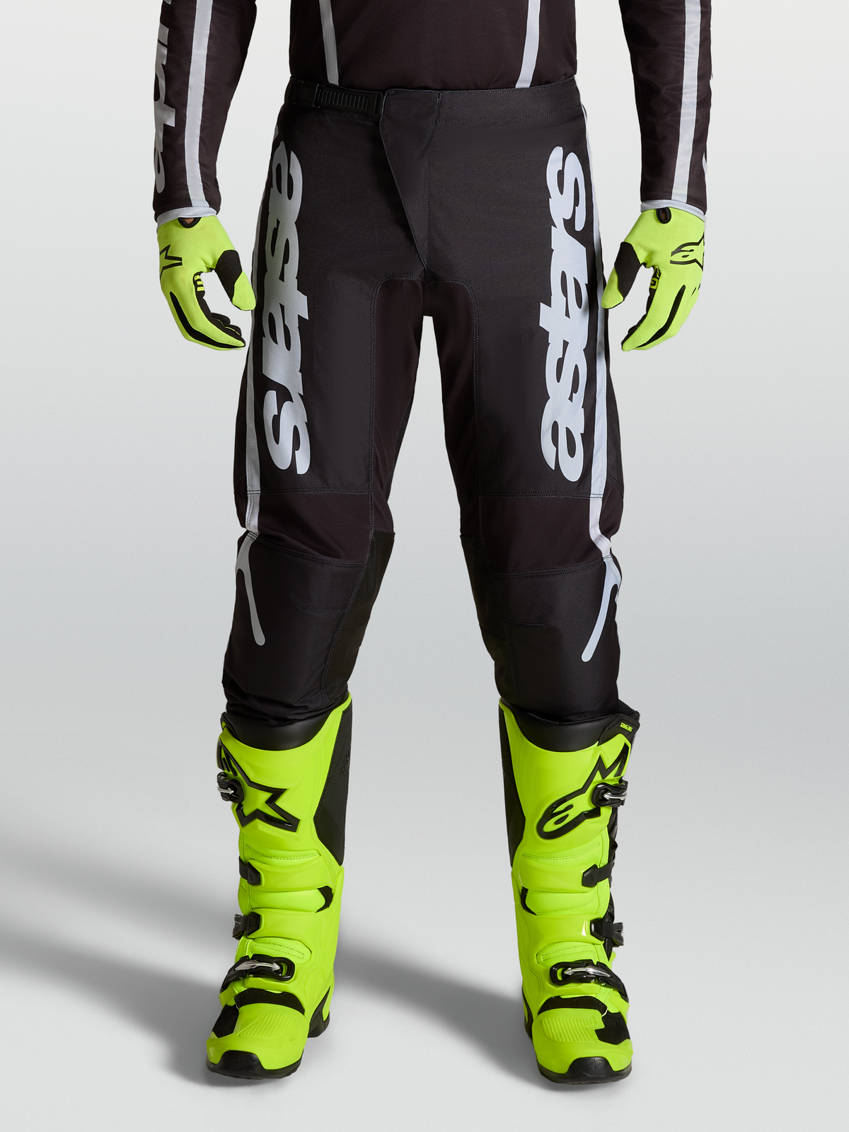 Alpinestars pantalon Fluid Apex V2 2027, pantalon de motocross homme noir et argenté, panneaux extensibles, sur modèle.