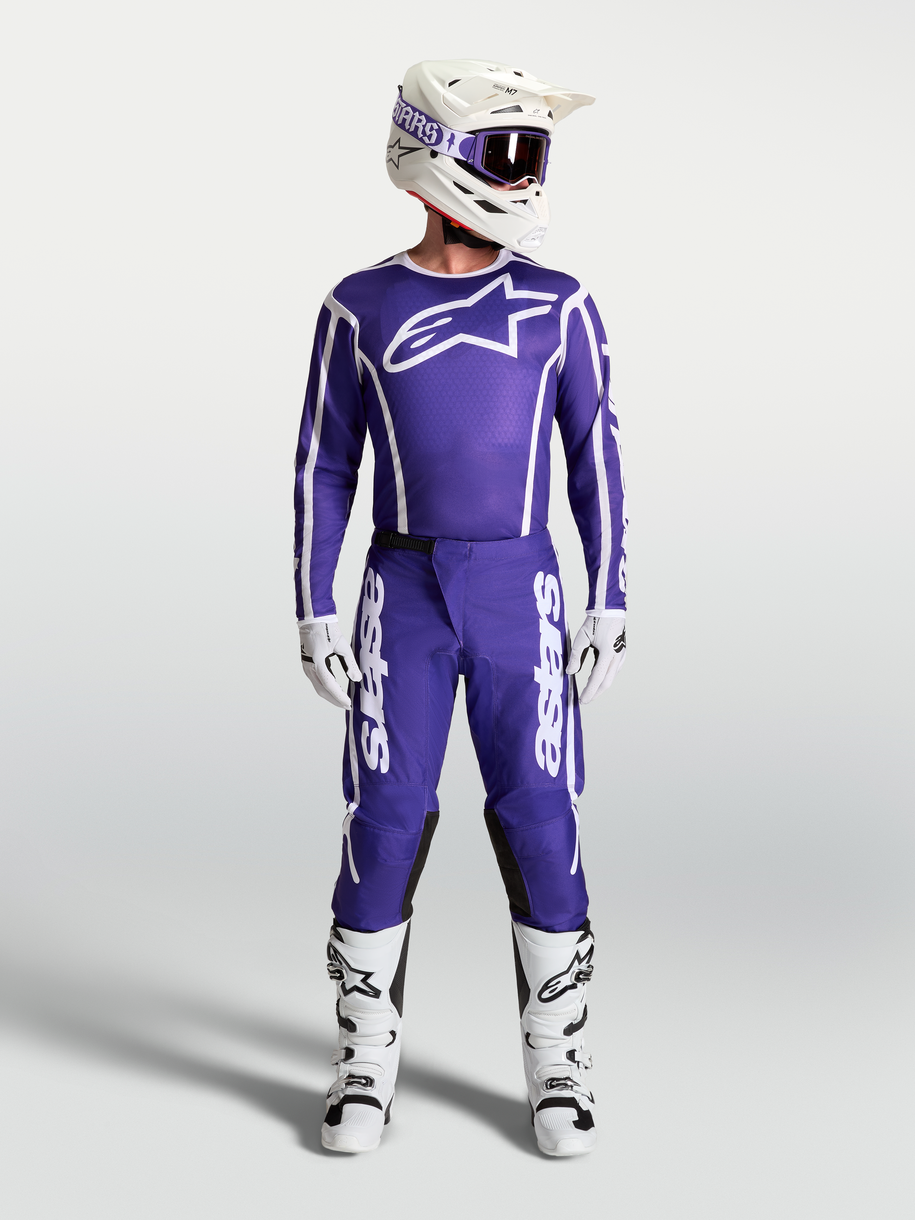 Pantalon Fluid Apex V2 Alpinestars, pantalon de motocross pour homme bleu foncé et blanc, avec maillot et bottes assortis.