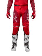 Alpinestars 2024 Racer Hoen Pants, pantalon de motocross, Mars Red Burgundy, vue de face présentant les logos Alpinestars argentés et le marquage aux genoux, porté avec un maillot rouge assorti, des gants rouges et noirs et des bottes tout-terrain blanches