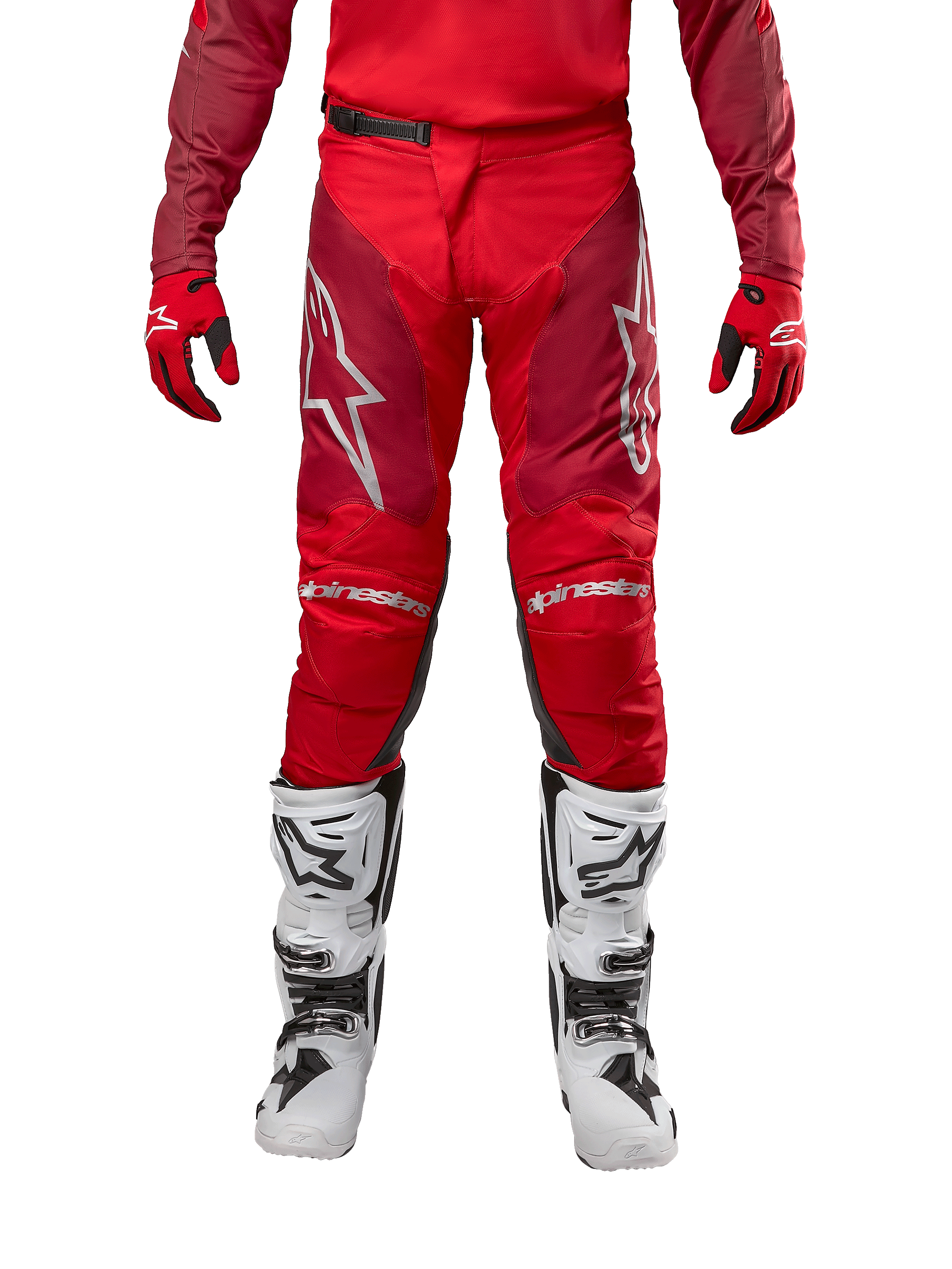 Alpinestars 2024 Racer Hoen Pants, pantalon de motocross, Mars Red Burgundy, vue de face présentant les logos Alpinestars argentés et le marquage aux genoux, porté avec un maillot rouge assorti, des gants rouges et noirs et des bottes tout-terrain blanches