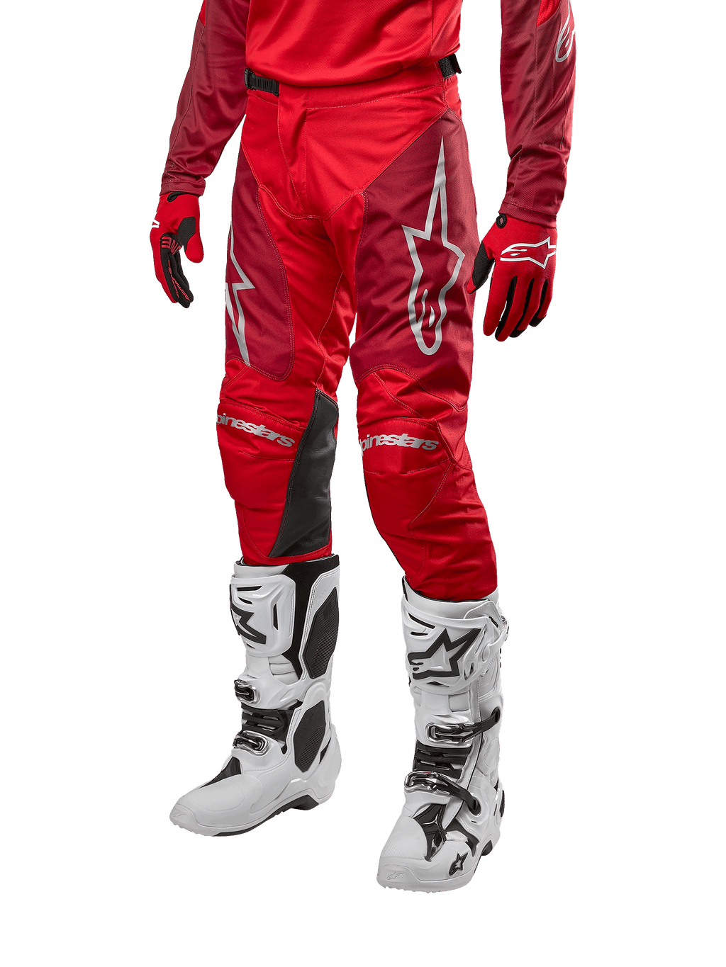 Alpinestars Racer Hoen Pants 2024, pantalon de motocross, rouge Mars et bordeaux, porté avec un maillot et des gants rouges assortis et des bottes blanches, doté de panneaux de genoux en cuir noir et de logos blancs, équipement technique durable pour la course tout-terrain