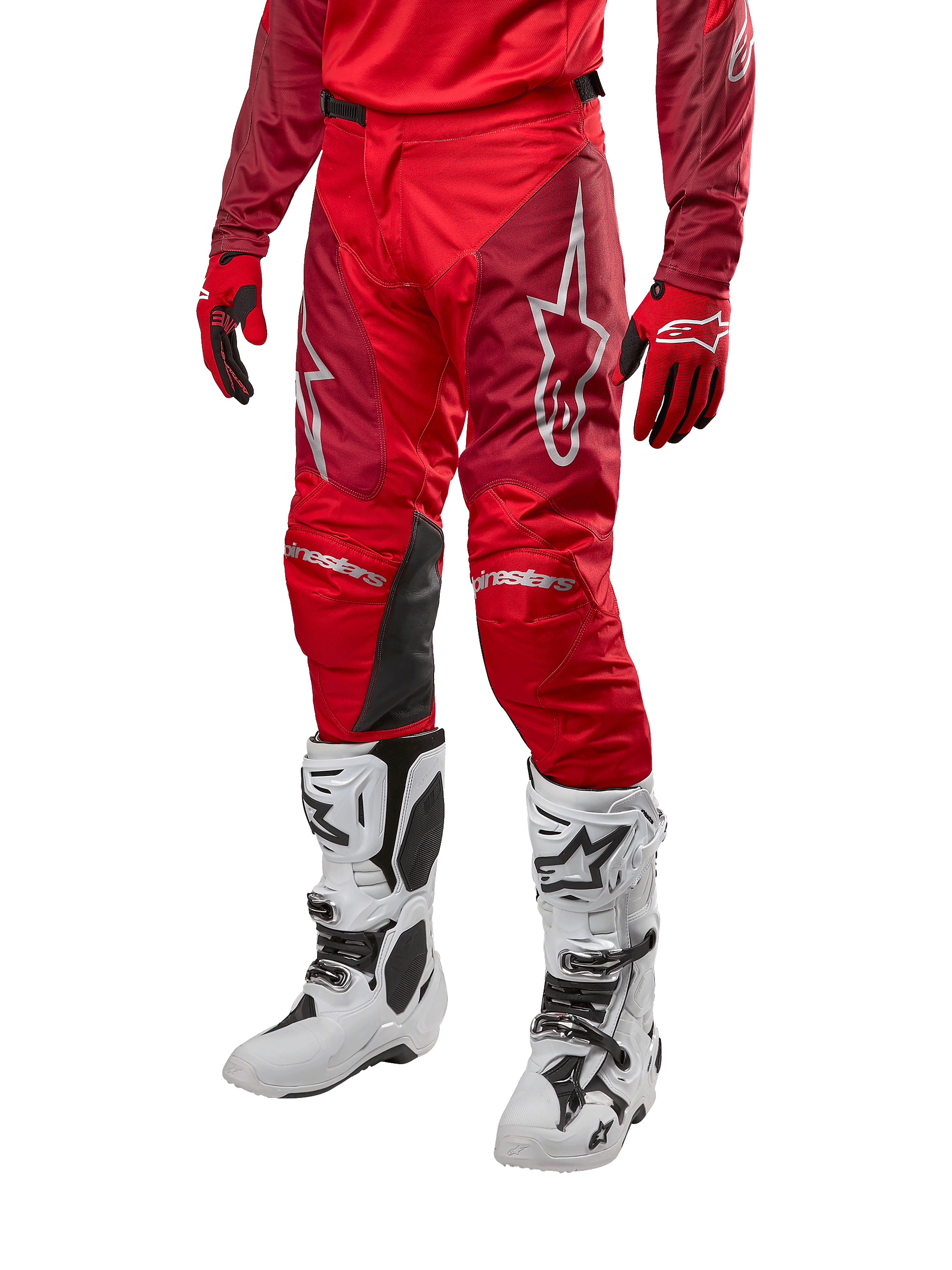 Alpinestars Racer Hoen Pants 2024, pantalon de motocross, rouge Mars et bordeaux, porté avec un maillot et des gants rouges assortis et des bottes blanches, doté de panneaux de genoux en cuir noir et de logos blancs, équipement technique durable pour la course tout-terrain