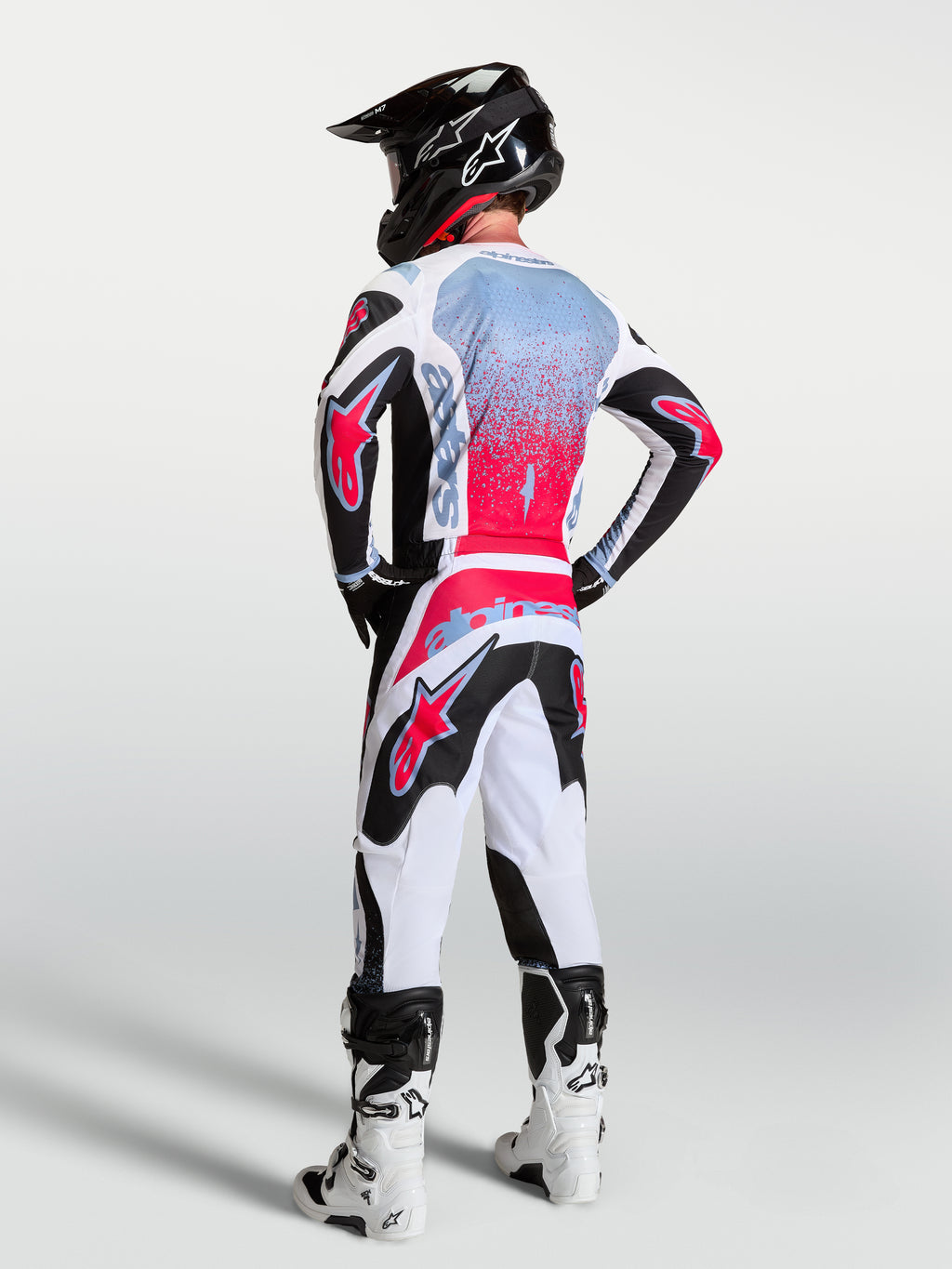 Alpinestars Pantalon Fluid Drag, pantalon de motocross pour homme, blanc et noir avec accents rouges, vue de dos sur un mannequin