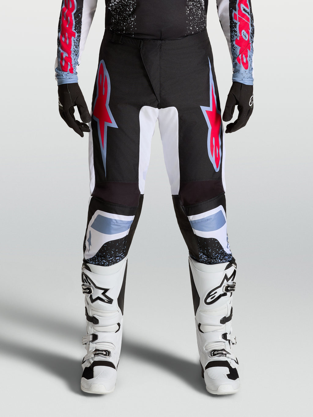 Pantalon Alpinestars Fluid Drag, pantalon de motocross pour homme, noir et rouge, poly-tissu 600D et panneaux stretch.