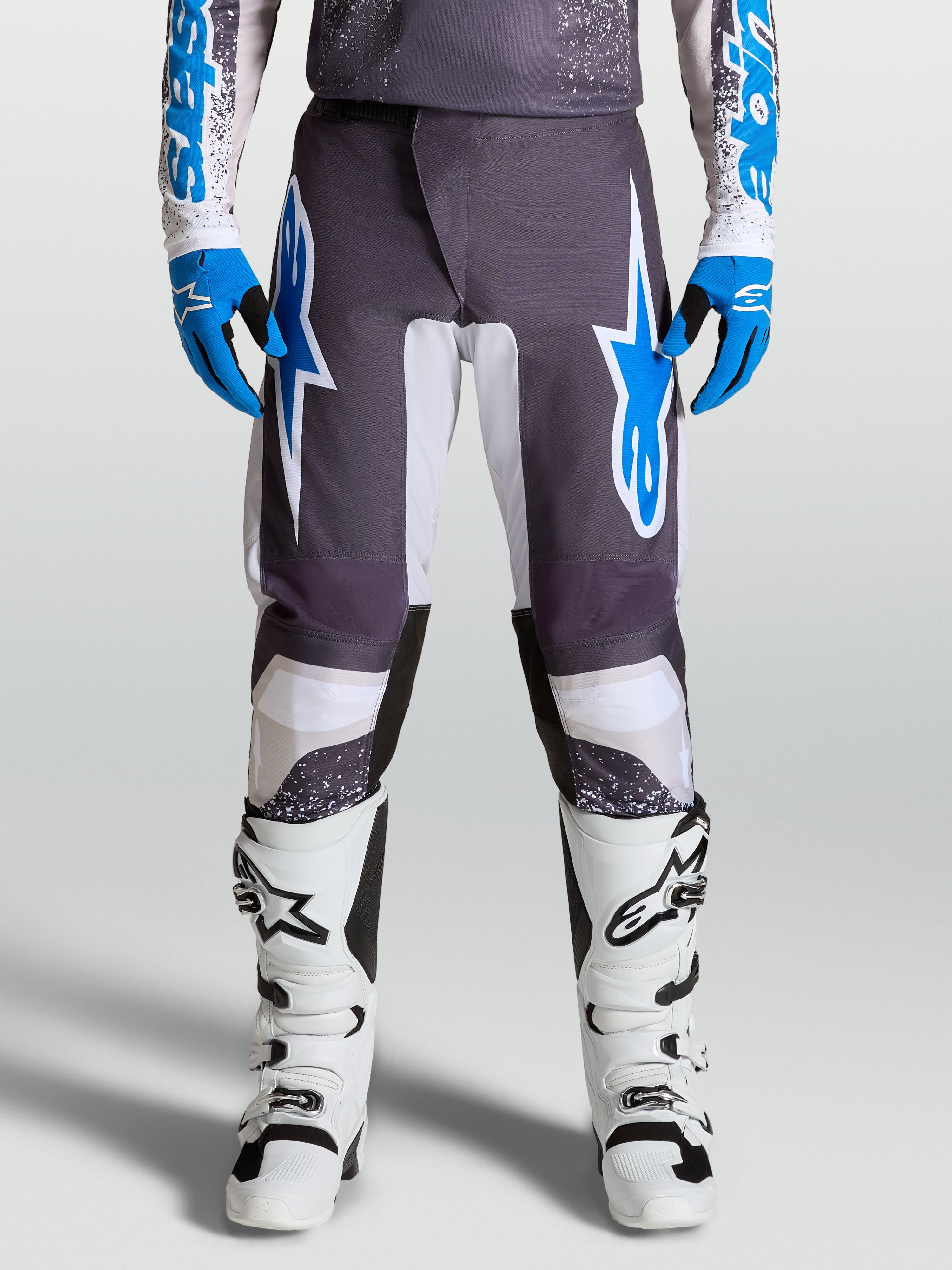 Alpinestars Pantalon Fluid Drag, pantalon de motocross homme, gris et bleu, jambes pré-courbées et protections ergonomiques.