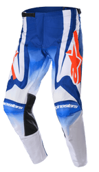 Alpinestars Racer Semi Pants 2023, pantalon de motocross, bleu, blanc et orange vif, doté de grands logos d'étoiles orange, de panneaux intérieurs aux genoux noirs résistants à la chaleur et d'une conception ergonomique pré-courbée pour la performance en course tout-terrain.