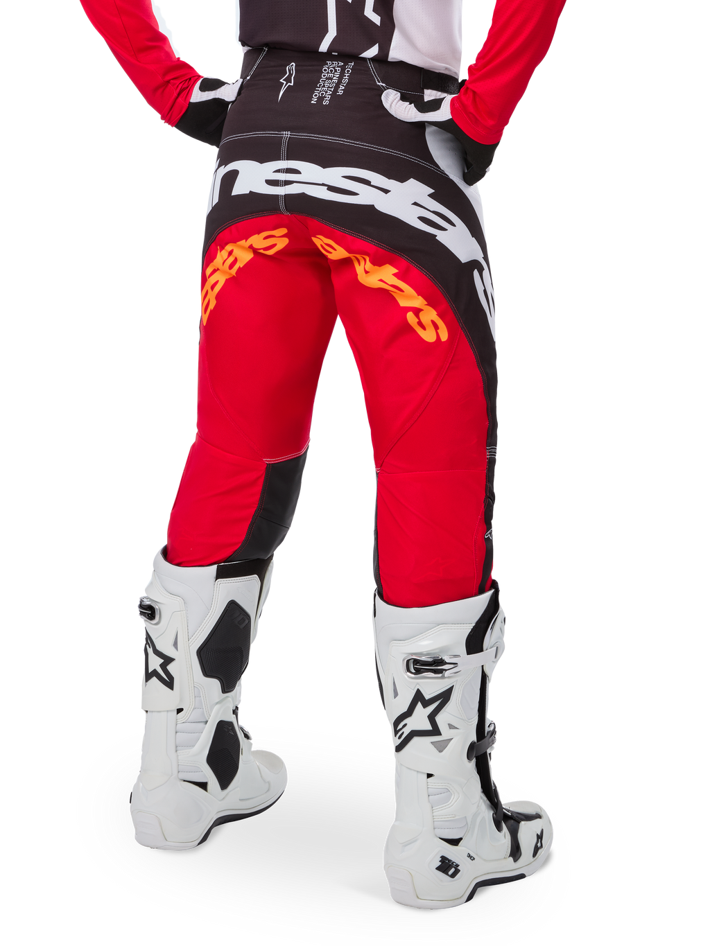 Alpinestars Techstar Deep Édition Limitée, pantalon de motocross, noir, blanc et rouge vif, vue arrière avec logo Alpinestars blanc imposant sur l'assise et marquage orange, porté avec des bottes techniques blanches pour la compétition tout-terrain professionnelle