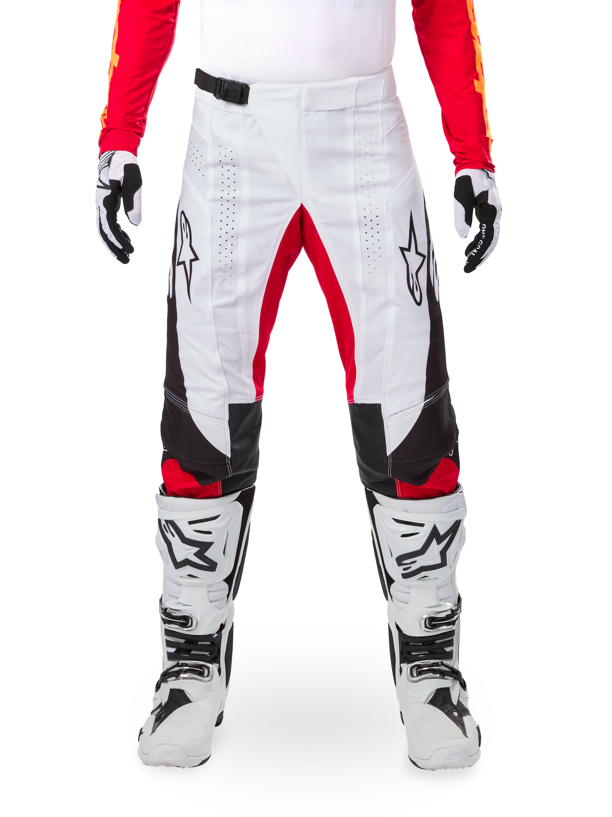 Alpinestars Limited Edition Techstar Deep Pants, pantalon de motocross, noir, blanc et rouge vif, porté avec un maillot rouge assorti, des gants et des bottes blancs et noirs, comprenant des panneaux avant blancs, des accents rouges à l'intérieur des jambes, des panneaux latéraux noirs, des logos Alpinestars sur les cuisses et des détails perforés au laser pour la ventilation.