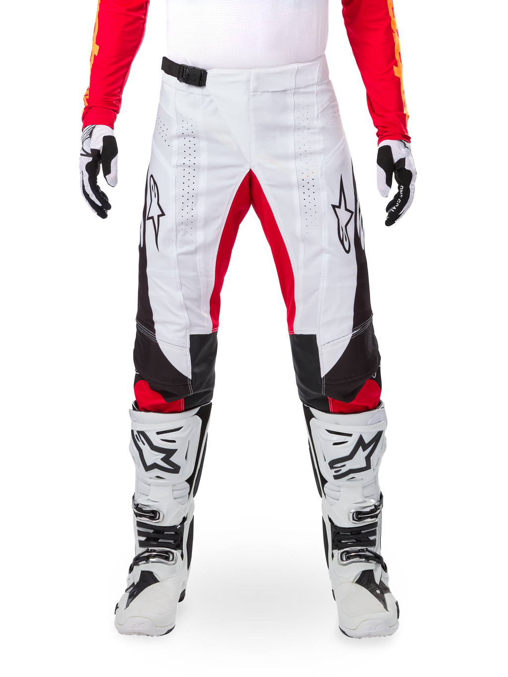 Alpinestars Limited Edition Techstar Deep Pants, pantalon de motocross, noir, blanc et rouge vif, porté avec un maillot rouge assorti, des gants et des bottes blancs et noirs, comprenant des panneaux avant blancs, des accents rouges à l'intérieur des jambes, des panneaux latéraux noirs, des logos Alpinestars sur les cuisses et des détails perforés au laser pour la ventilation.