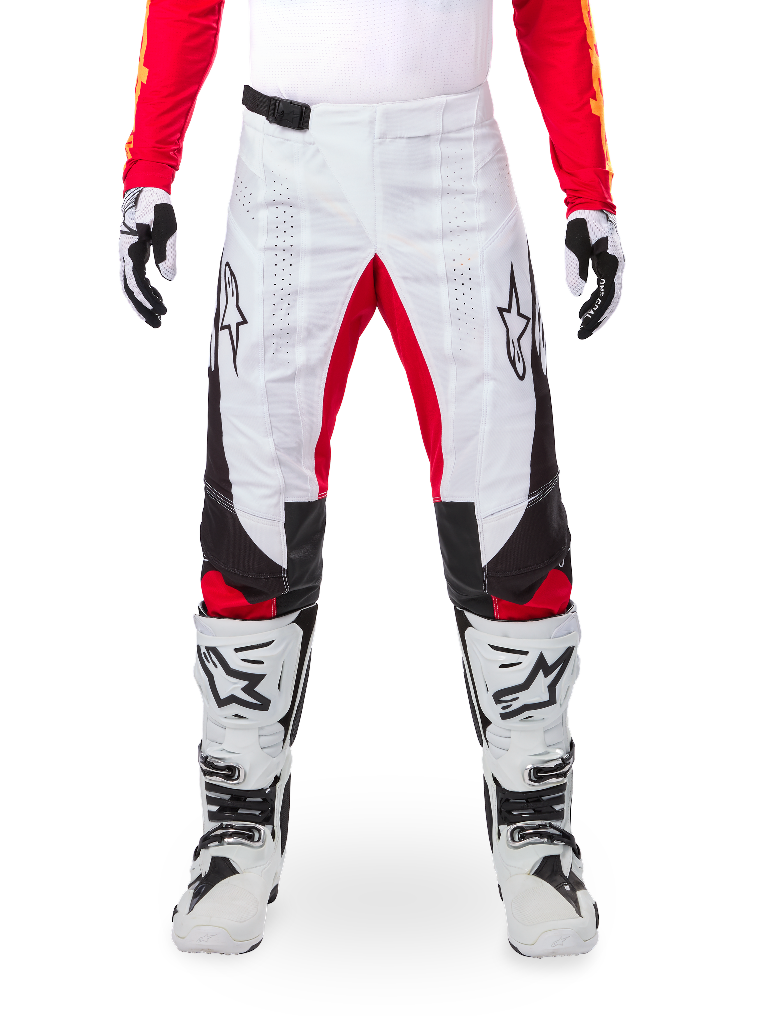 Alpinestars Techstar Deep Pants Édition Limitée, pantalon de motocross, blanc avec accents noirs et rouges, logo étoile et perforations laser, porté avec bottes et gants de motocross blancs, matériau technique durable pour la conduite tout-terrain