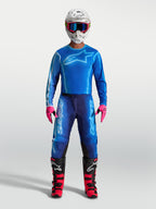 Alpinestars pantalon Fluid Kepler, pantalon de motocross bleu pour homme, porté par un pilote avec équipement complet, poly-tissu 600D et panneaux stretch