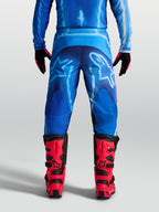 Alpinestars pantalon Fluid Kepler, pantalon de motocross bleu pour homme, poly-tissu 600D durable, vue arrière sur mannequin.