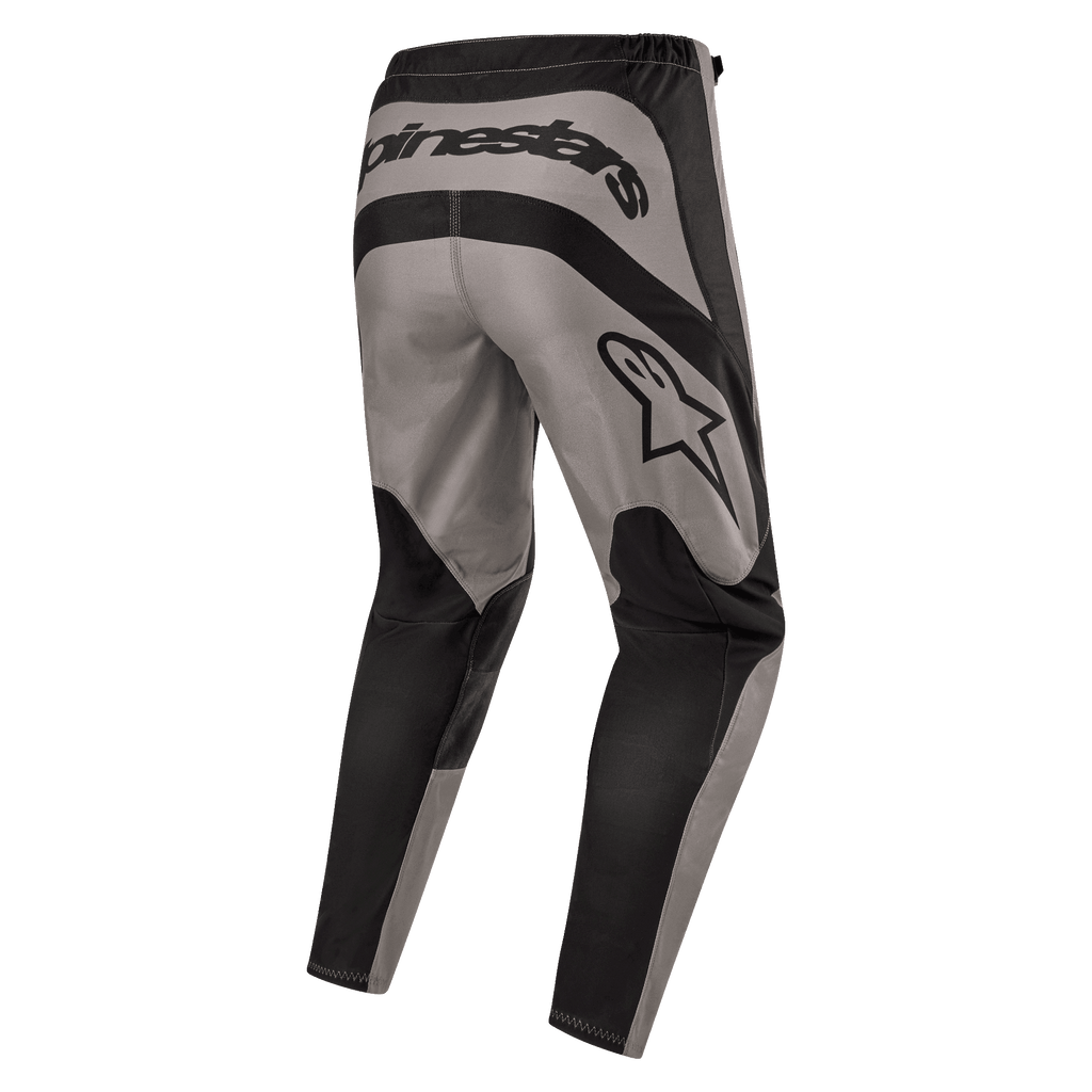 Pantalon Alpinestars Fluid Lurv 2024, pantalon de motocross, Mud Black, vue arrière montrant le marquage Alpinestars imposant à l'arrière et le logo étoilé sur la cuisse droite, design à empiècements gris et noirs en poly-tissu 600D durable pour la conduite tout-terrain.