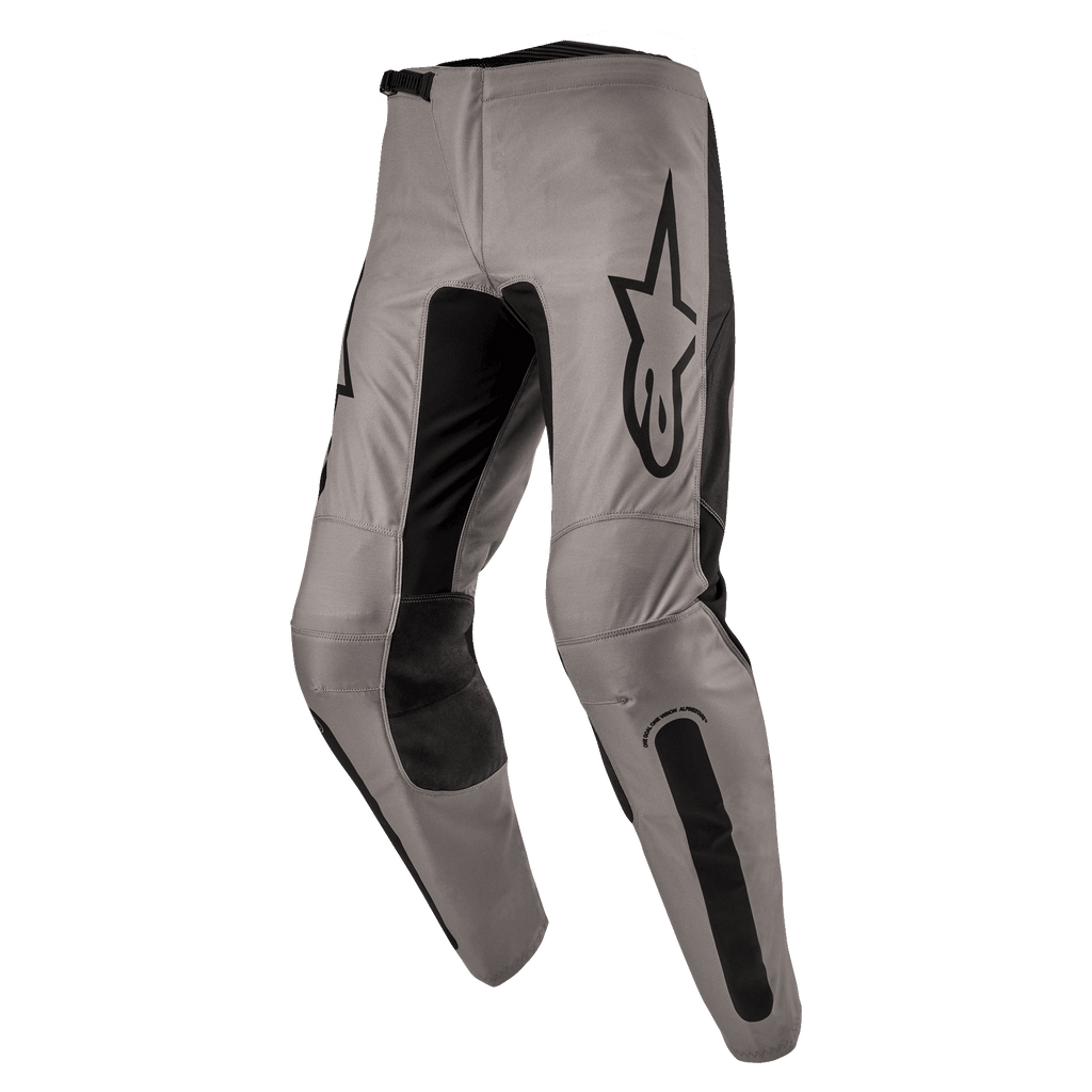 Pantalon Alpinestars Fluid Lurv 2024, pantalon de motocross, Mud Black, doté d'un châssis principal beige grisâtre avec des empiècements extensibles noirs à l'intérieur des jambes et aux genoux, logo Alpinestars noir distinctif sur la cuisse, design ergonomique préformé pour le pilotage tout-terrain