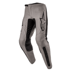 Pantalon Alpinestars Fluid Lurv 2024, pantalon de motocross, Mud Black, doté d'un châssis principal beige grisâtre avec des empiècements extensibles noirs à l'intérieur des jambes et aux genoux, logo Alpinestars noir distinctif sur la cuisse, design ergonomique préformé pour le pilotage tout-terrain