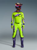 Alpinestars 2026 Supertech Vista Gear Set, tenue de motocross, jaune fluo et violet, comprenant un casque multicolore assorti, un maillot et un pantalon jaune fluo avec des logos violets et blancs, des bottes violettes et des gants coordonnés pour la course tout-terrain