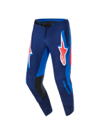 Pantalon Alpinestars 2026 Supertech Vista, pantalon de motocross, bleu marine foncé, corail vif et cobalt, avec un grand logo Astars corail sur les cuisses, des empiècements latéraux bleu vif, des renforts intérieurs en cuir noir au genou et des perforations laser pour la ventilation, conçu pour la compétition de haut niveau.