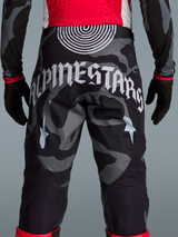 Pantalon Techstar Beast Coast Édition Limitée, camouflage noir et gris avec logo Alpinestars blanc au dos.