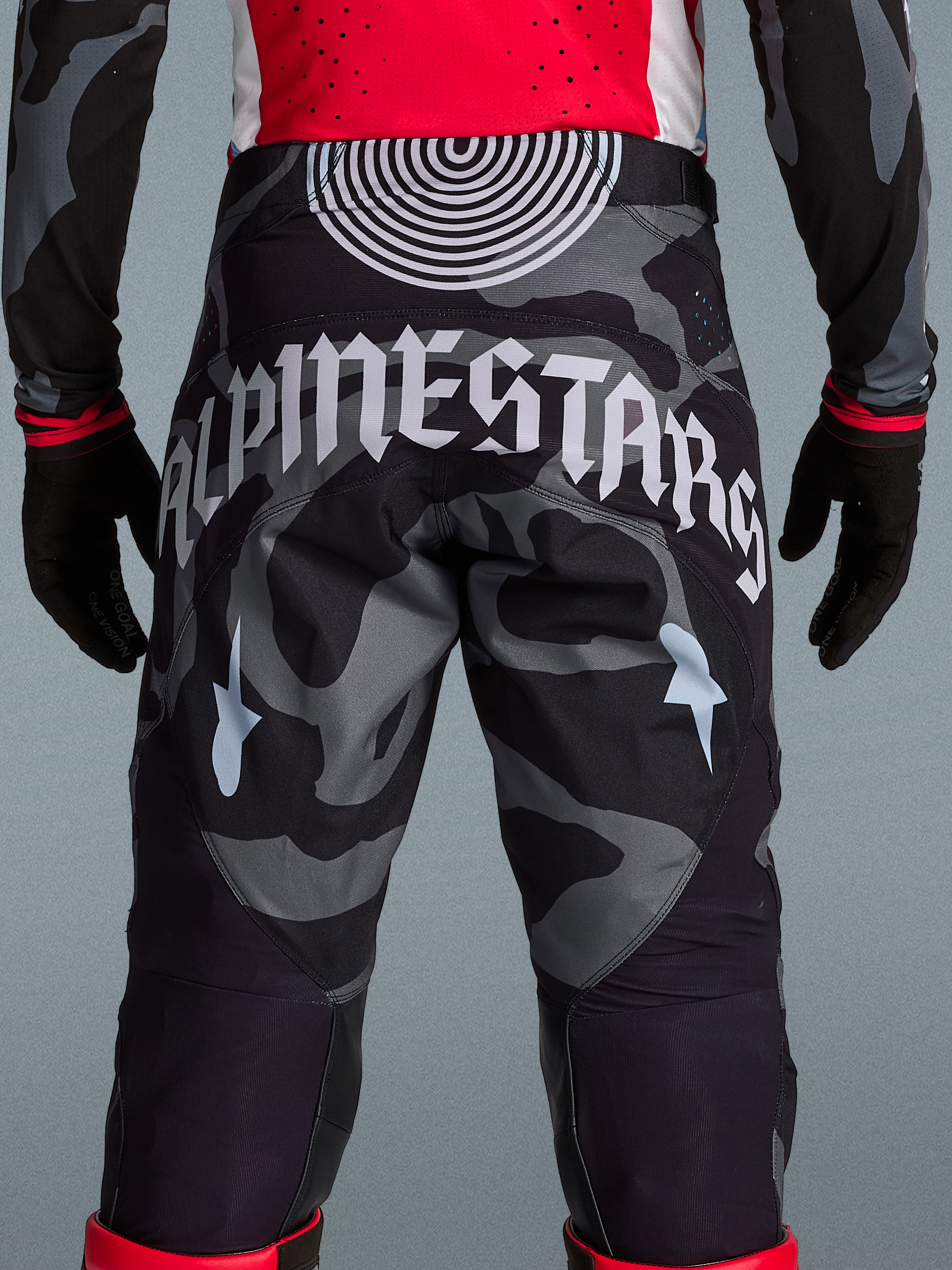 Pantalon Techstar Beast Coast Édition Limitée, camouflage noir et gris avec logo Alpinestars blanc au dos.