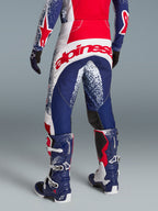 Alpinestars Techstar Unity Pantalons édition limitée, pantalon motocross rouge, blanc et bleu, grand logo arrière, de dos.