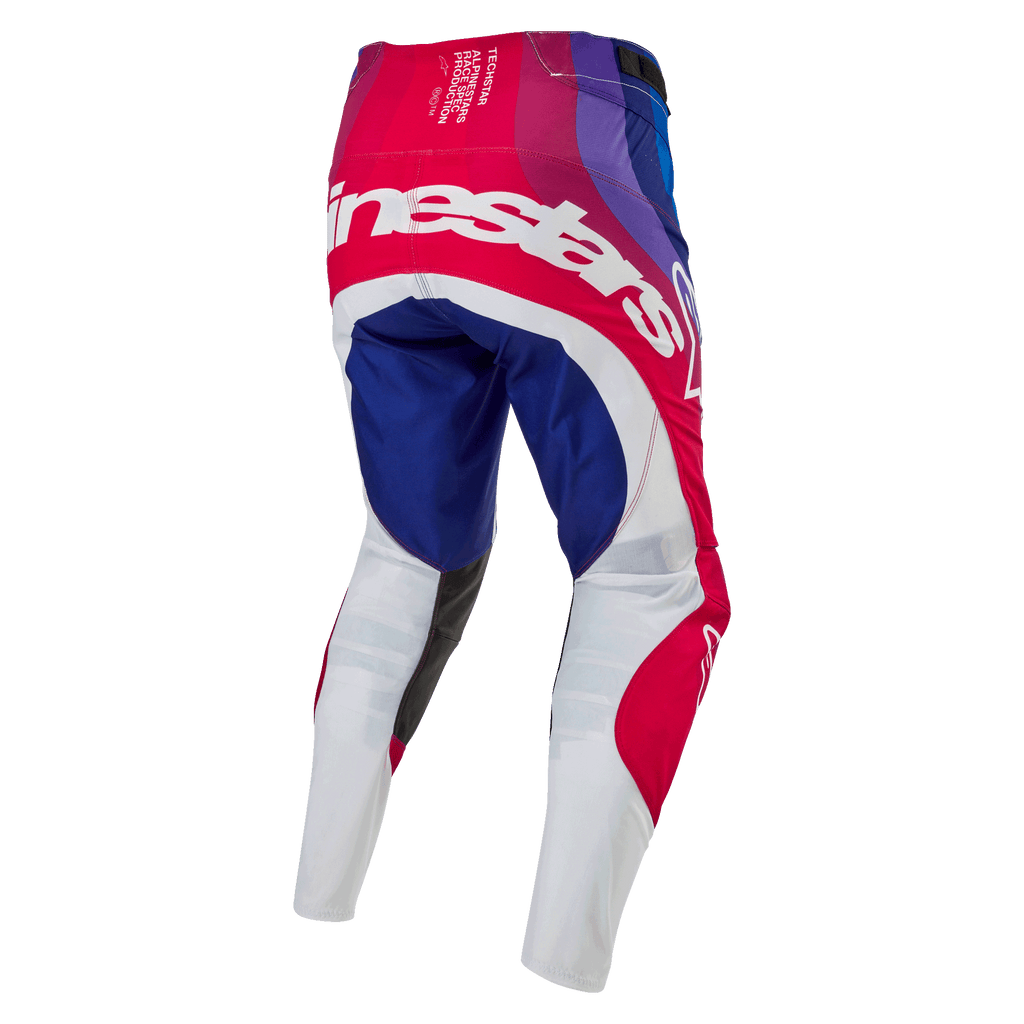 Alpinestars 2024 Techstar Pneuma Pants, pantalon de motocross, bleu, rouge et blanc, vue arrière avec grand logo Alpinestars blanc sur l'assise, empiècements bleus et rouges avec bas des jambes blancs, conception durable pour la compétition tout-terrain