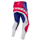 Alpinestars 2024 Techstar Pneuma Pants, pantalon de motocross, bleu, rouge et blanc, vue arrière avec grand logo Alpinestars blanc sur l'assise, empiècements bleus et rouges avec bas des jambes blancs, conception durable pour la compétition tout-terrain