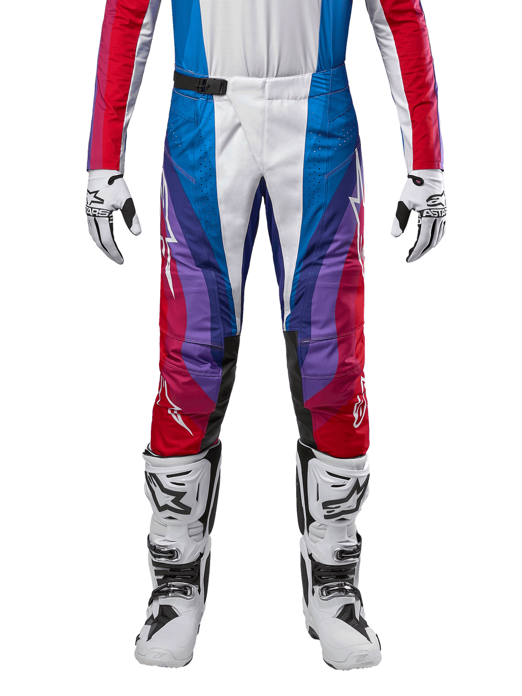 Alpinestars Techstar Pneuma Pants 2024, pantalon de motocross, bleu Mars, rouge et blanc, présentant un design angulaire multicolore avec des accents violets, associé à des bottes de motocross blanches et noires et des gants assortis, coupe de course athlétique pour la performance tout-terrain