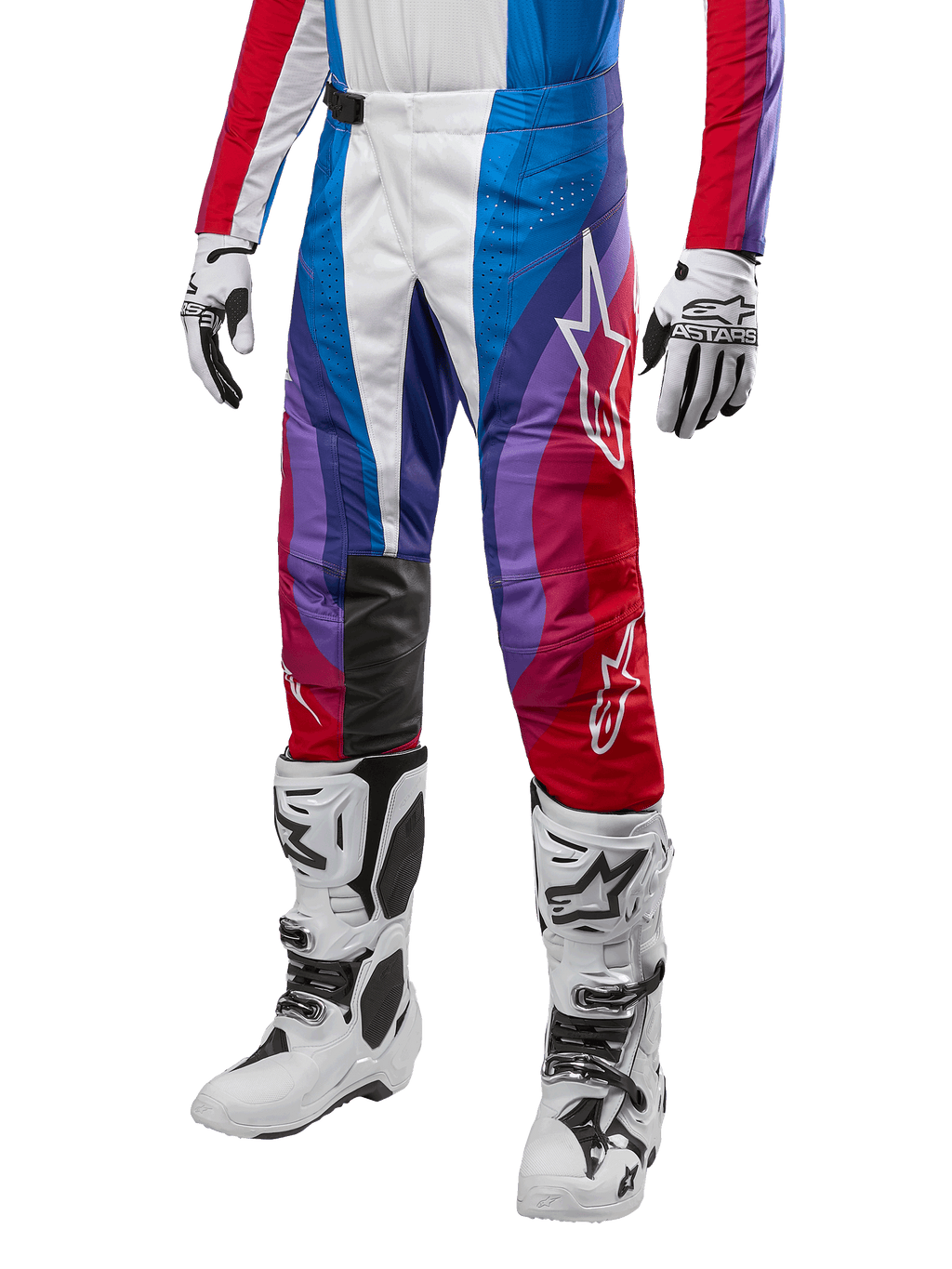 Alpinestars Techstar Pneuma 2024, pantalon de motocross, bleu, rouge et blanc, porté avec un maillot assorti, des bottes et des gants de course blancs, design graphique éclatant avec des accents rouges, bleus et violets, perforé pour la respirabilité
