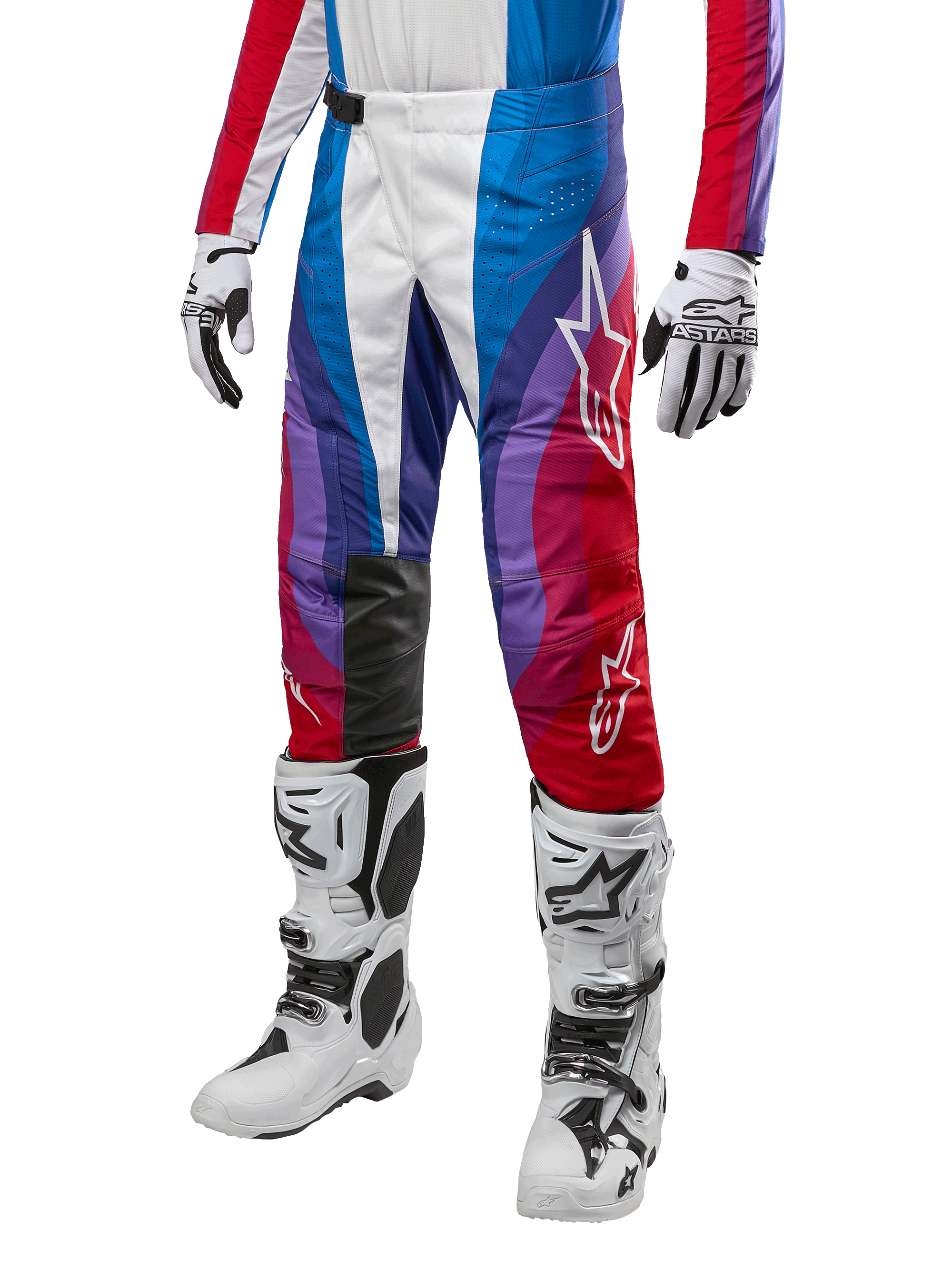 Alpinestars Techstar Pneuma 2024, pantalon de motocross, bleu, rouge et blanc, porté avec un maillot assorti, des bottes et des gants de course blancs, design graphique éclatant avec des accents rouges, bleus et violets, perforé pour la respirabilité