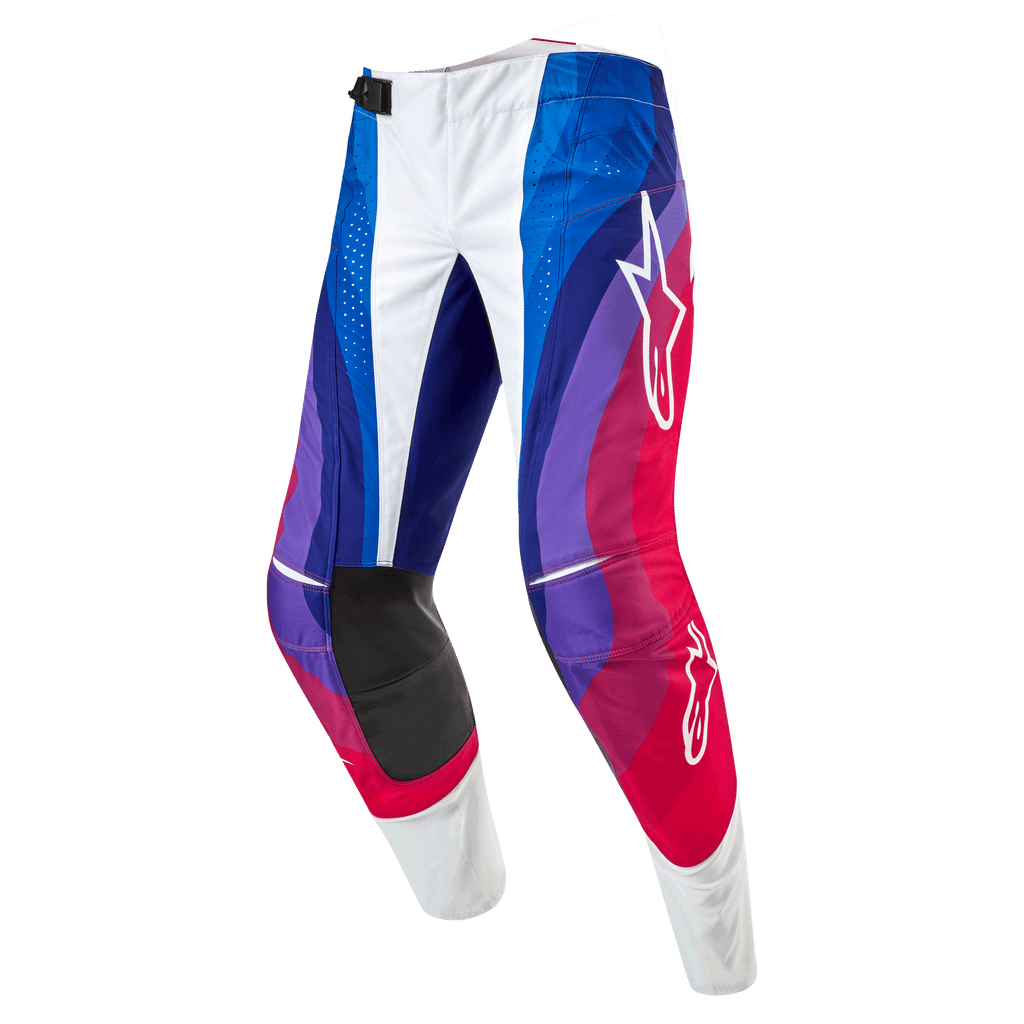 Alpinestars Techstar Pneuma Pants 2024, pantalon de motocross, Blu Mars Rouge Blanc, avec un motif de vagues dynamiques dans les tons bleu, violet et rouge, logos Alpinestars blancs et empiècements noirs résistants à l'intérieur des genoux