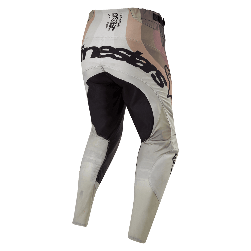 Pantalon Alpinestars Techstar Pneuma 2024, pantalon de motocross, sable sombre et gris, vue arrière présentant un panneau d'assise renforcé noir et un logo Alpinestars imposant à l'arrière, texte technique de spécification de course sur la ceinture, design de style camouflage terreux, construction textile durable pour le tout-terrain