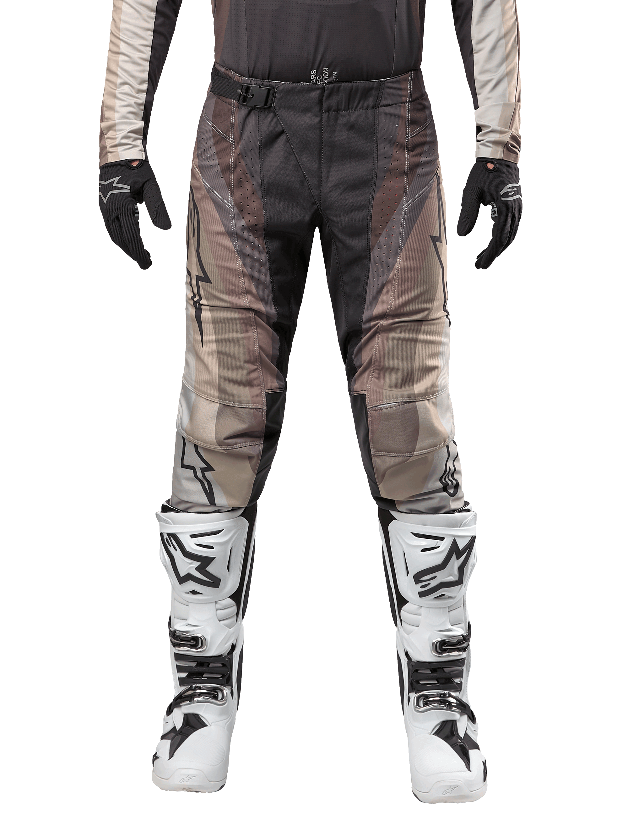 Pantalon Alpinestars Techstar Pneuma 2024, pantalon de motocross, sable foncé et gris poussière de fer, porté avec un maillot assorti, des gants noirs et des bottes blanches et noires, doté de la boucle magnétique SX2 et du marquage Astars, équipement de course tout-terrain durable