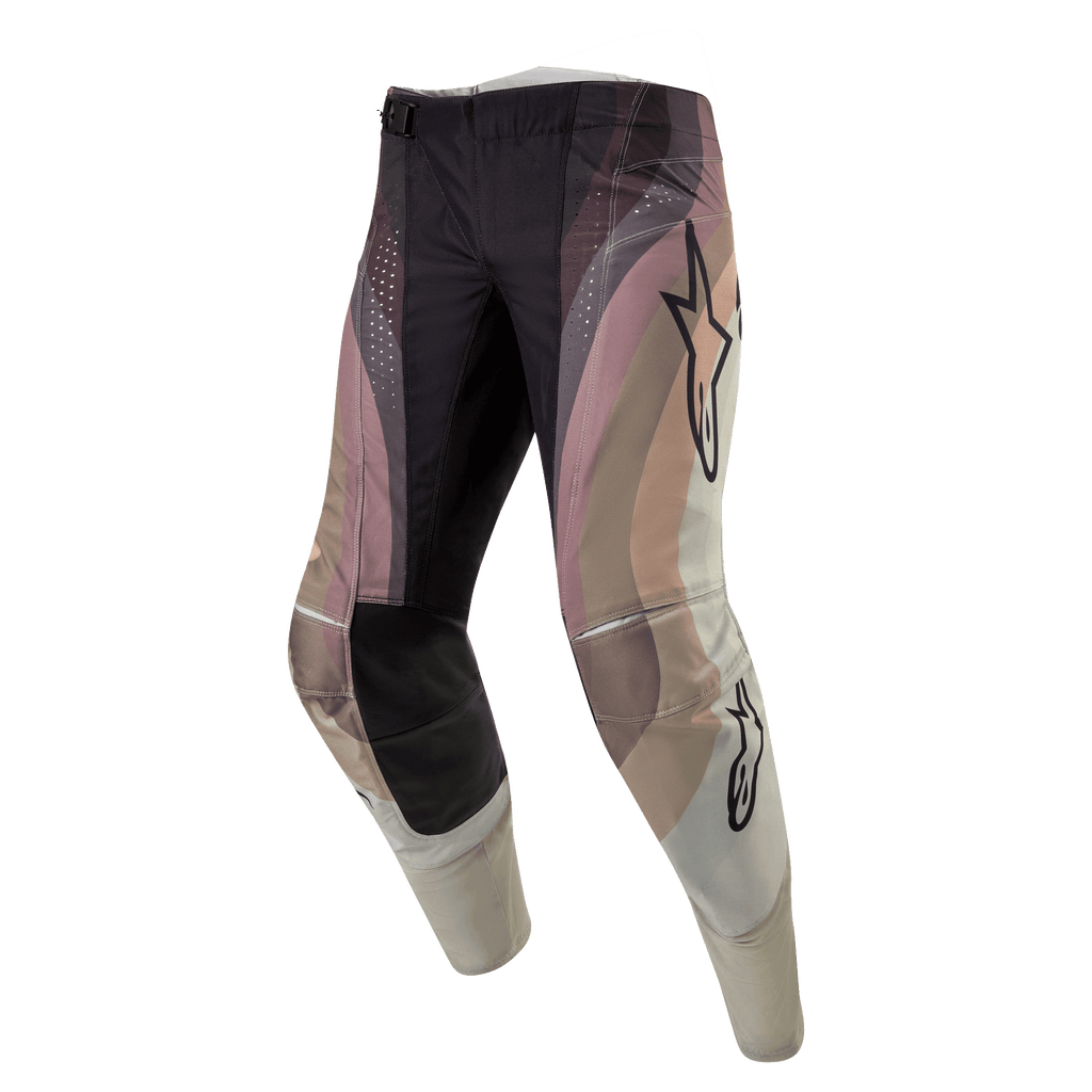 Alpinestars Pantalon Techstar Pneuma 2024, pantalon de motocross, sable foncé, poussière de fer et gris, doté d'un design ondulé à blocs de couleurs avec logos étoile Alpinestars, panneaux de genoux renforcés noirs et perforations laser, équipement de course tout-terrain durable