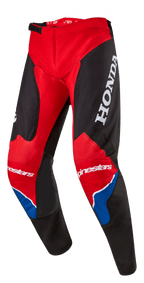 Pantalon Alpinestars Honda Racer Iconic, pantalon de motocross, rouge vif, noir et blanc avec des accents bleus, doté d'un grand logo HONDA blanc sur la cuisse, marquage Alpinestars sur les genoux, construction de jambe pré-courbée ergonomique et fermeture de taille à cliquet réglable.