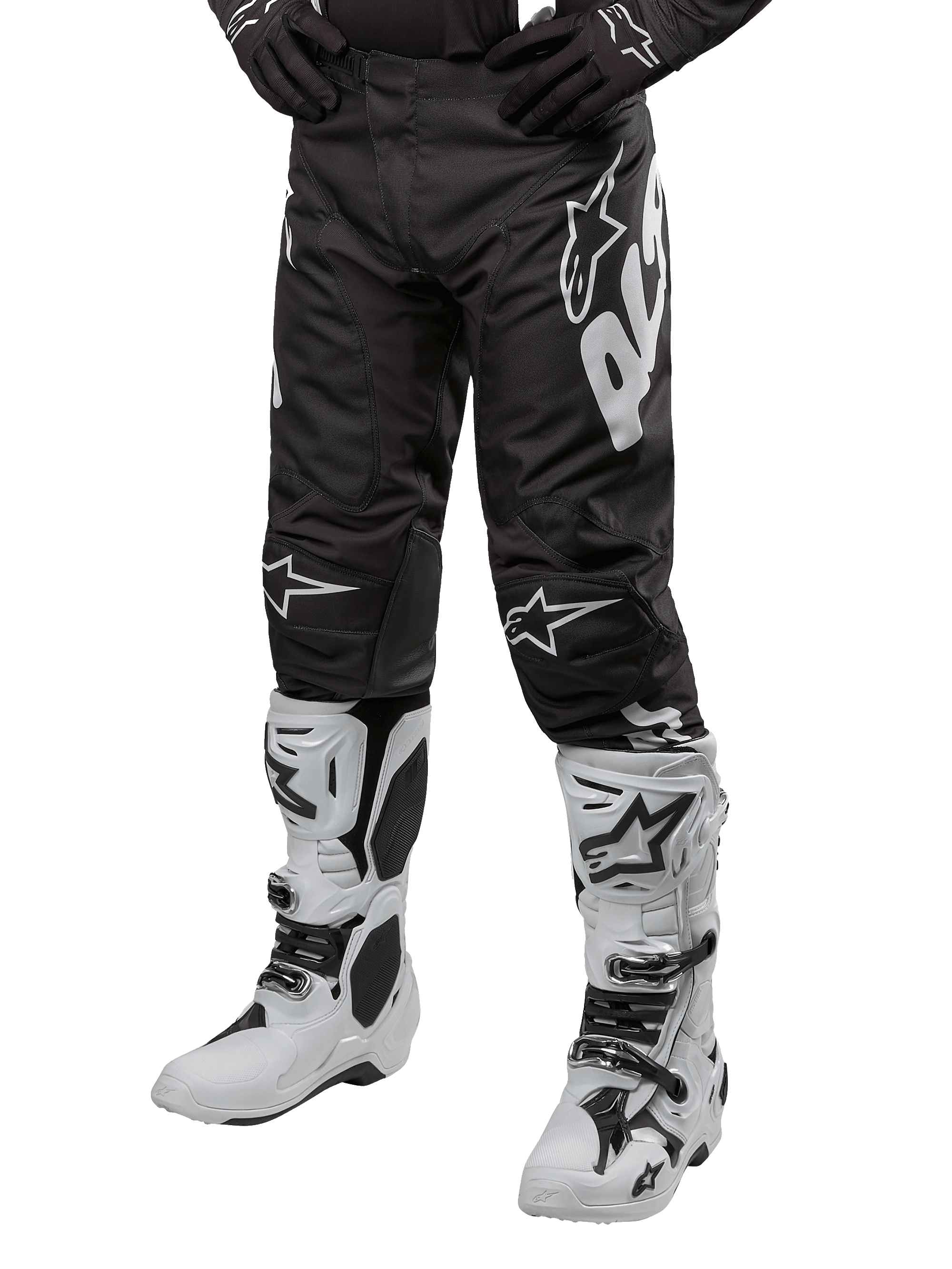 Alpinestars 2024 Racer Hana Pants, pantalon de motocross, noir avec logos blancs, accompagné de gants noirs et de bottes de motocross blanches, équipement de protection technique pour tout-terrain