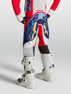 Pantalon Supertech Dyna Junior Alpinestars, pantalon de motocross rouge et bleu marine, vue de dos pour jeune pilote.