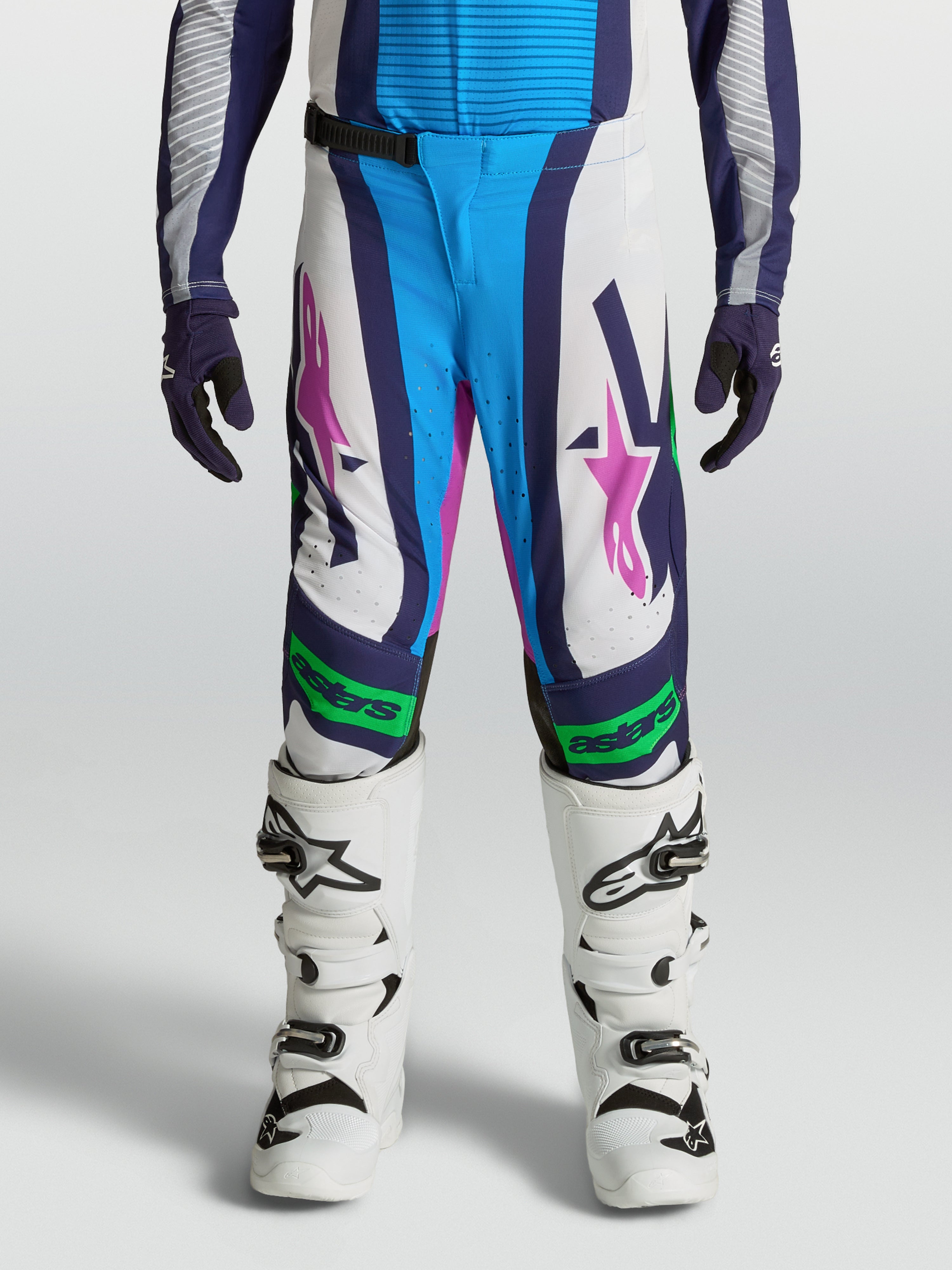 Pantalon Alpinestars Supertech Maven Junior, pantalon de motocross blanc et bleu, détails vert fluo, coupe performance.