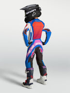 Alpinestars pantalon Supertech Maven junior 2027, équipement de motocross bleu, blanc et corail vif, vue de dos.