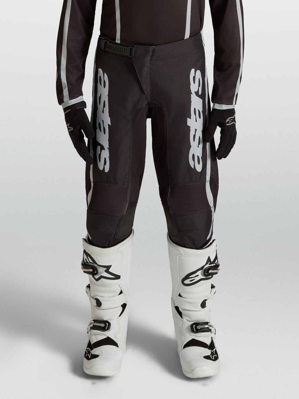 Pantalon Alpinestars Fluid Apex V2 Junior, pantalon de motocross noir et argenté, jambes préformées ergonomiques pour enfant