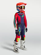 Alpinestars pantalon Fluid Drag Junior 2027, pantalon de motocross bleu marine et rouge, porté avec une tenue complète