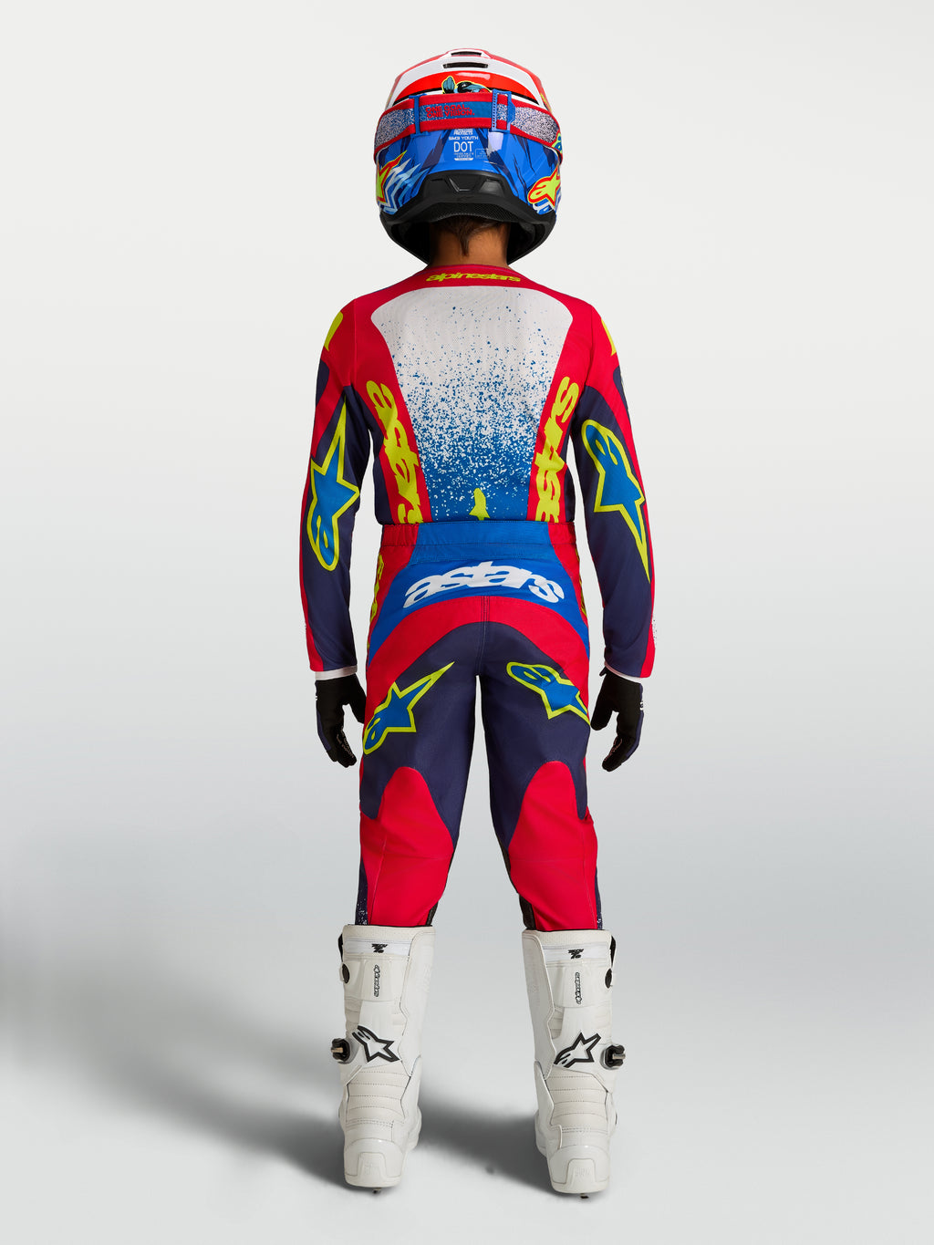 Alpinestars pantalon Fluid Drag Junior, tenue de motocross enfant, bleu, rouge et blanc, vue de dos avec maillot et bottes