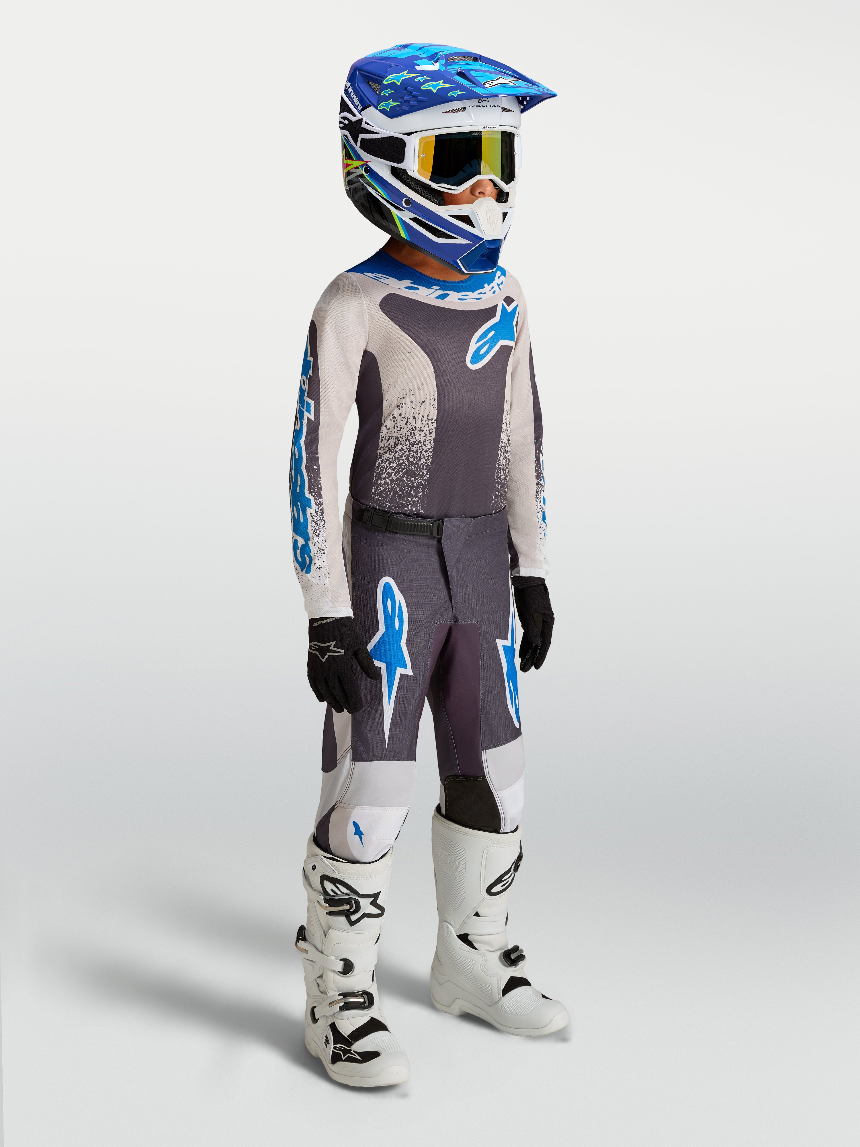 Alpinestars pantalon Fluid Drag Junior 2027, pantalon de motocross gris et bleu en polyfibre 600D, porté par un enfant