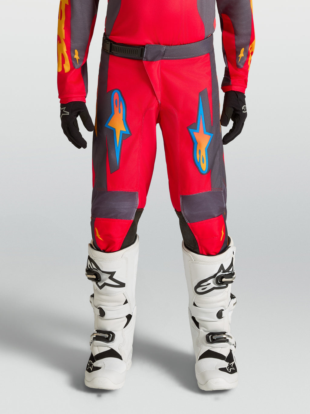 Alpinestars Fluid Hunt Junior, pantalons de motocross rouges et gris pour enfant, design ergonomique en polyfibre.